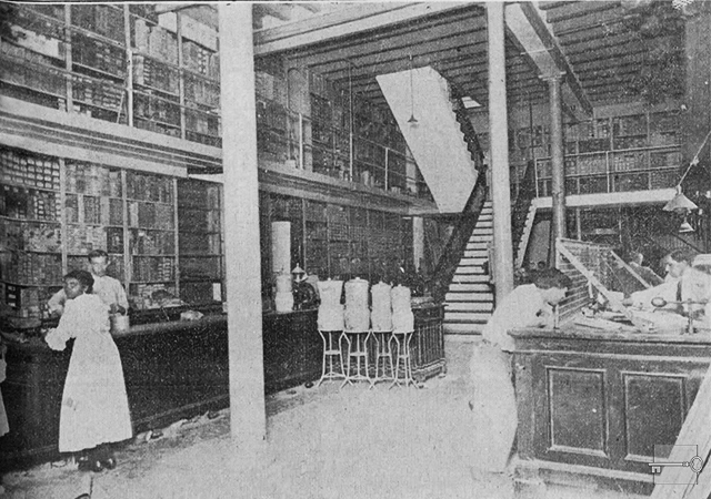 Vista general del interior del establecimiento y escritorios de Vicente Gómez y Co. (Ca. 1918)