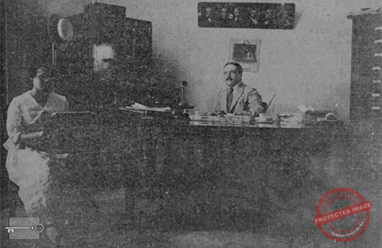 Saturnino Huguet en su despacho de la Universal Music & Commercial Co., Habana ca. 1918.