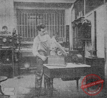 Taller de reparación de pianos y fonógrafos de la Universal Music & Commercial Co, Habana ca. 1918.