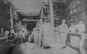 Capestany Garay y Co. vista del departamento de ferretería y empleados (Ca. 1918).