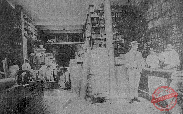 Capestany Garay y Co. vista del departamento de ferretería y empleados (Ca. 1918).