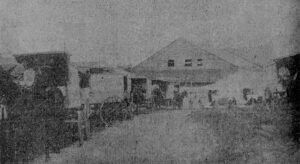 Vista exterior y vehículos de reparto de la Compañía Glico-Kola, S. A. (Ca. 1918).