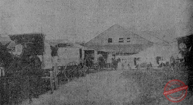 Vista exterior y vehículos de reparto de la Compañía Glico-Kola, S. A. (Ca. 1918).