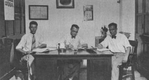 Dirección técnica de la fábrica de sombreros Mariano Ferrero S. en C. de la Habana. De izq. a der. Giuseppe Fiorese, Mariano Ferrero y Manuel Pié.