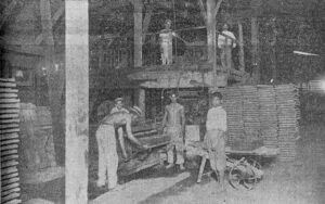 Sociedad Tiburcio Gómez vista de la máquina de cortar ladrillos en el tejar de Arroyo Naranjo (Ca. 1917).