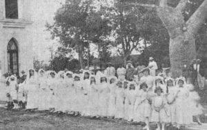 Alumnas del Colegio municipal asistiendo a la inauguración del nuevo edificio de la Iglesia católica de Arroyo Naranjo.