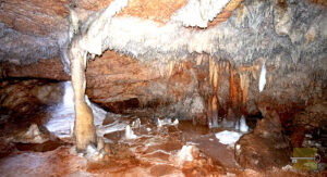 Vista de espeleotemas en la Cueva de Bellamar descubierta por Santos Parga en 1861