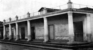 Edificio de estilo colonial ocupado por las oficinas y almacenes de J. García y Ríos en Baracoa (Ca. 1929).