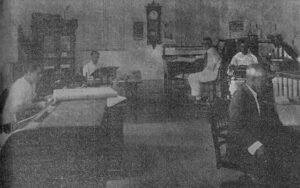 Vista de la oficina y en primer plano el señor Emilio Gómez (Ca. 1918).