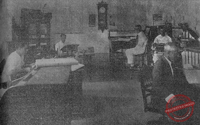 Vista de la oficina y en primer plano el señor Emilio Gómez (Ca. 1918).