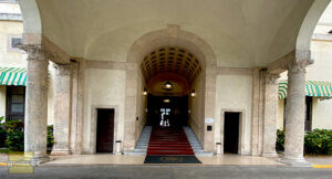 Hotel Nacional de Cuba. Vista de la entrada principal desde la puerta cochera (Julio 2024).