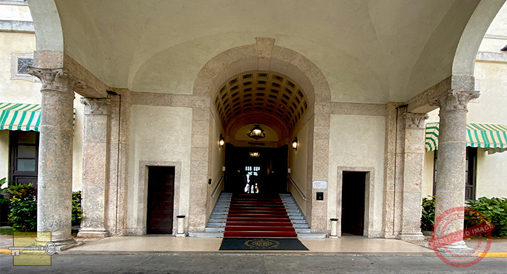 Hotel Nacional de Cuba. Vista de la entrada principal desde la puerta cochera (Julio 2024).