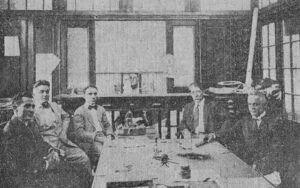 Ignacio Norabuena y Julian Stuart rodeados de los empleados de la oficina (Ca. 1918).