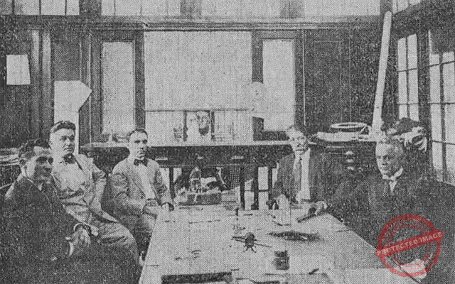 Ignacio Norabuena y Julian Stuart rodeados de los empleados de la oficina (Ca. 1918).