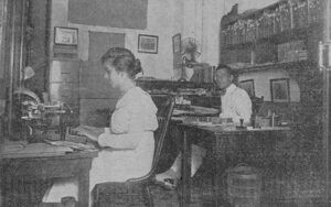 Vista de la oficina y empleados de Jiménez Rojo y Padró en la Habana (Ca. 1918).