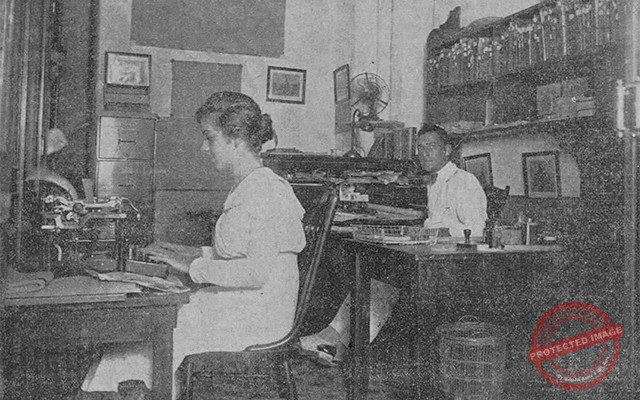 Vista de la oficina y empleados de Jiménez Rojo y Padró en la Habana (Ca. 1918).