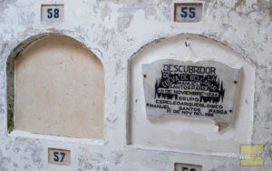 Lápida homenaje en el nicho donde se enterró a Manuel Santos Pargas en 1884. Cementerio de Matanzas, Agosto 2022.