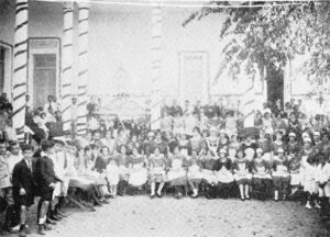 Grupo de jóvenes que participaron en la tómbola del Asilo de Ancianos San José de Sancti Spiritus.