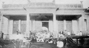 Asilo San José en Sancti Spíritus y concurrencia que asistió a la fiesta de 1923.