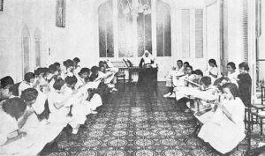 Asilo Truffin. Vista de una clase de costura (Ca. 1924).