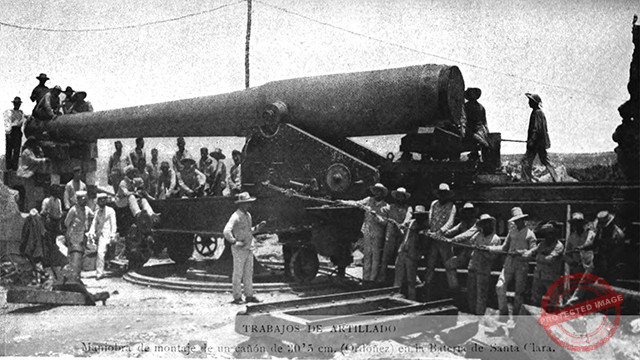 Maniobra de montaje de un cañón Ordóñez en la Batería de Santa Clara de la Habana.