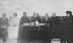 Colegio El Ángel de la Guarda. Repartición de Premios en 1917. De izquierda a derecha: León Ichaso, Mariana Lola Alvarez, R. P. Arbeloa, R. P. Oraá, Arturo R. Díaz, R. P. Morán, Adelina M. Tauler.