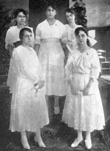 En El Angel de la Guarda. Alumnas Graduadas. Detrás, de izq. a derecha: Mercedes Pérez, Margarita Díaz Garaigorta, Blanca Secades. En primera fila: Zoila Bastón y Manuela Solana (Ca. 1917).
