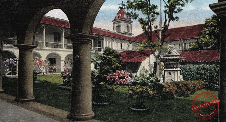 Patio central del claustro del Convento de Santa Clara en la Habana.