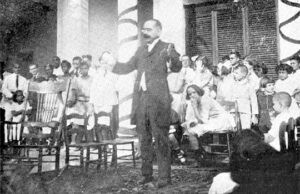 Doctor Santiago García Cañizares al pronunciar su ovacionado discurso.