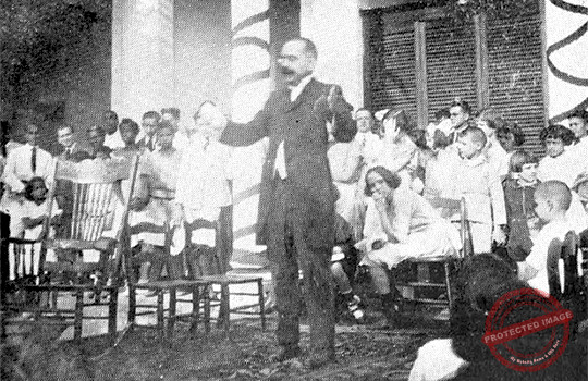 Doctor Santiago García Cañizares al pronunciar su ovacionado discurso.