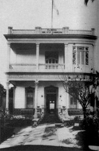 Fachada principal del hermoso Pabellón “Cuba” en la Clínica Dr. Francisco Cabrera en Caibarién (Ca. 1929).