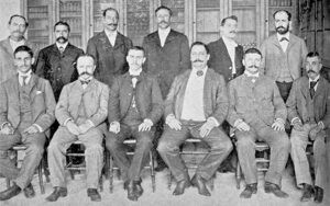 Grupo del personal de la Farmacia La Reunión de Sarrá (Ca. 1901).