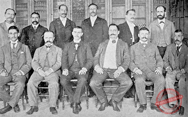 Grupo del personal de la Farmacia La Reunión de Sarrá (Ca. 1901).