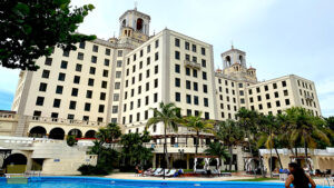 Vista del edificio del Hotel Nacional de Cuba desde la piscina (Jul. 2024).