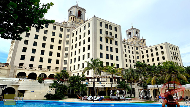 Vista del edificio del Hotel Nacional de Cuba desde la piscina (Jul. 2024).