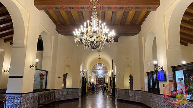 Vista parcial del vestíbulo del Hotel Nacional de Cuba y al fondo el restaurante comedor de Aguiar (Jul. 2024).