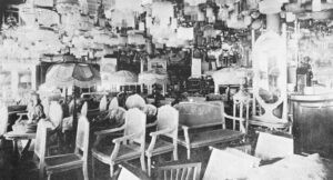 Sala de exposición de lámparas y muebles de La Especial propiedad de Francisco González.