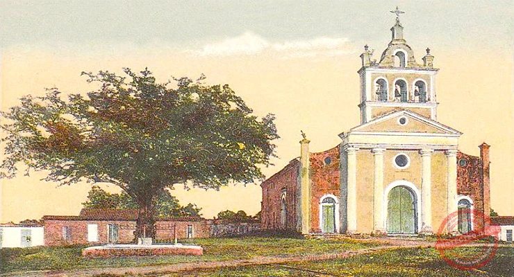 Santa Clara. Iglesia de Nuestra Señora del Carmen y tamarindo histórico donde se dijo la primera misa en el siglo XVII.