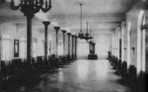 Un ángulo del salón de fiestas de El Liceo en la villa de Caibarién (Ca. 1929).