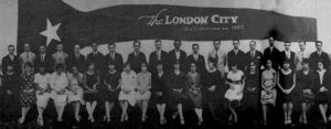 The London City de Caibarién. Gerentes reunidos con sus empleados para celebrar el trigésimo tercer aniversario de la Fundación de la casa (Ca. 1927).