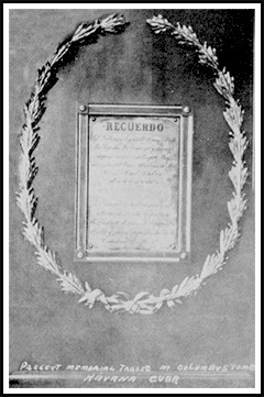 Corona de laurel y lápida, de bronce, existentes en la Catedral de la Habana donde se hallaba el nicho que guardó los supuestos restos de Colón.
