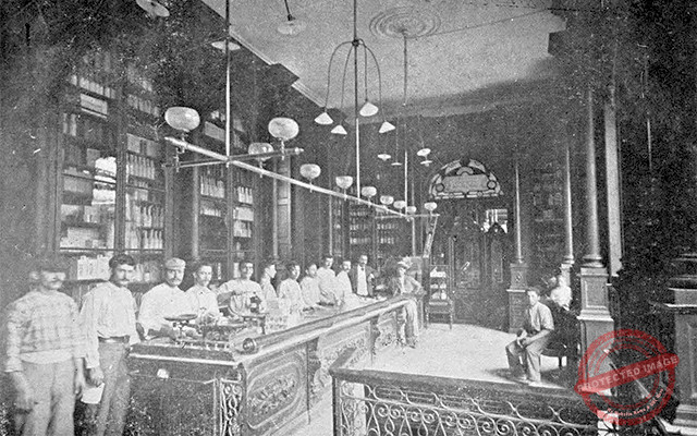 Vista del despacho y empleados de la Farmacia La Reunión de Sarrá (Ca. 1901).