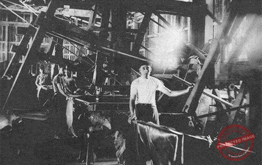 Vista del departamento de máquinas de planchar suelas en la fábrica de curtidos de Tellechea en Caibarién (Ca. 1929).