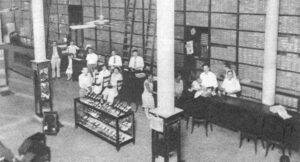 Abadín y Compañía. Vista interior de la peletería y sucursal La Aplanadora en la esquina de Simón Bolívar y Padre Varela en la Habana (Ca. 1929).