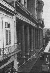 Vista parcial de la calle de Obispo y del edificio que perteneció al Banco Nacional de Cuba y luego propiedad estatal se instaló la Secretaría de Hacienda (Ca. 1929).
