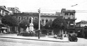 Parque y estatua de Albear donde termina la famosa calle del Obispo, Habana (Ca. 1929).