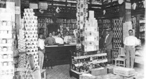 Casa Versalles propiedad de F. Fernández e Hijo. Vista interior del comercio de víveres y empleados (Ca. 1929).