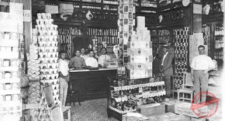 Casa Versalles propiedad de F. Fernández e Hijo. Vista interior del comercio de víveres y empleados (Ca. 1929).