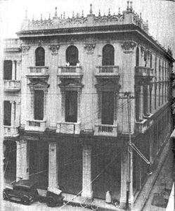 Fachada exterior del edificio que ocupaba la Garmacia Morales en la esquina de Reina y Manrique, Habana (Ca. 1929).