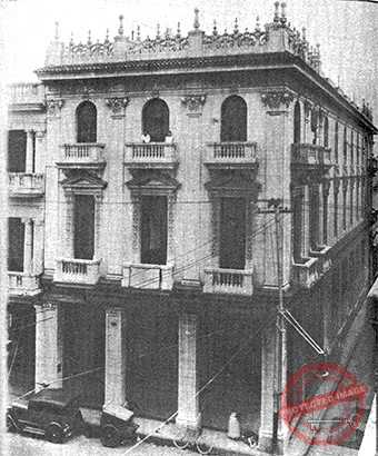 Fachada exterior del edificio que ocupaba la Farmacia Morales en la esquina de Reina y Manrique, Habana (Ca. 1929).